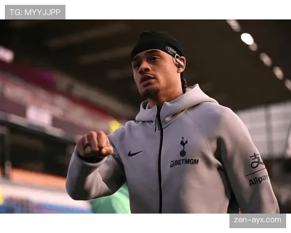 哈维·西蒙斯表现稳健,闪耀赛场成足坛新星 哈维·西蒙斯表现稳健,闪耀赛场成足坛新星