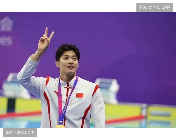 汪顺领奖像男神，下场像搬家大叔——这反差太真，既羡慕又想笑